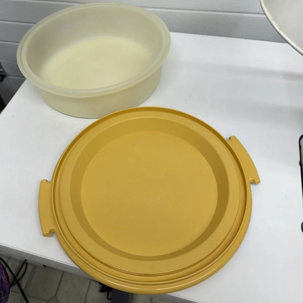 Tupperware vintage pie